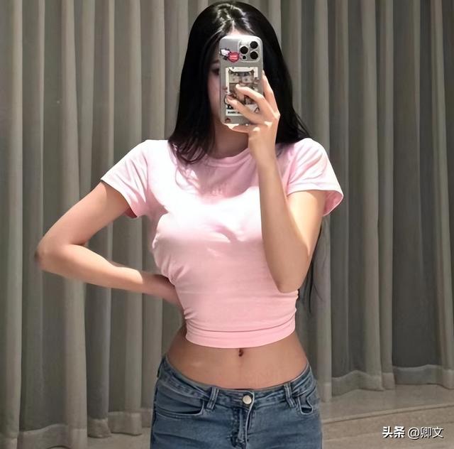 小S二女儿许韶恩被批穿着暴露，拍照永远翘屁股，网友：接受不了