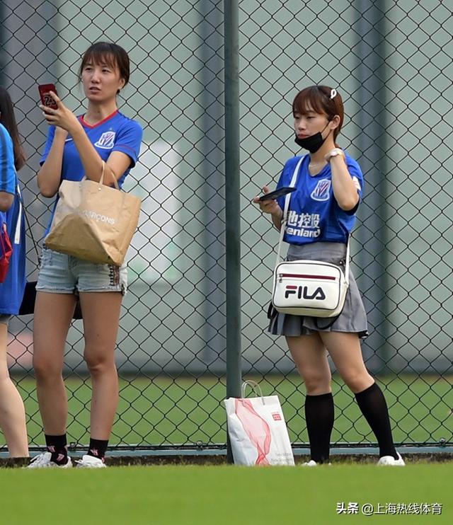 申花美女球迷观训成亮丽风景线 白皙长腿吸睛颜值佳