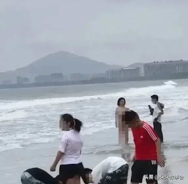 真劲爆！三亚湾海滩女子裸体摆拍，丝毫不掩饰，笑死在网友评论里