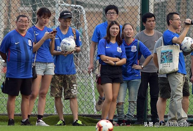 申花美女球迷观训成亮丽风景线 白皙长腿吸睛颜值佳