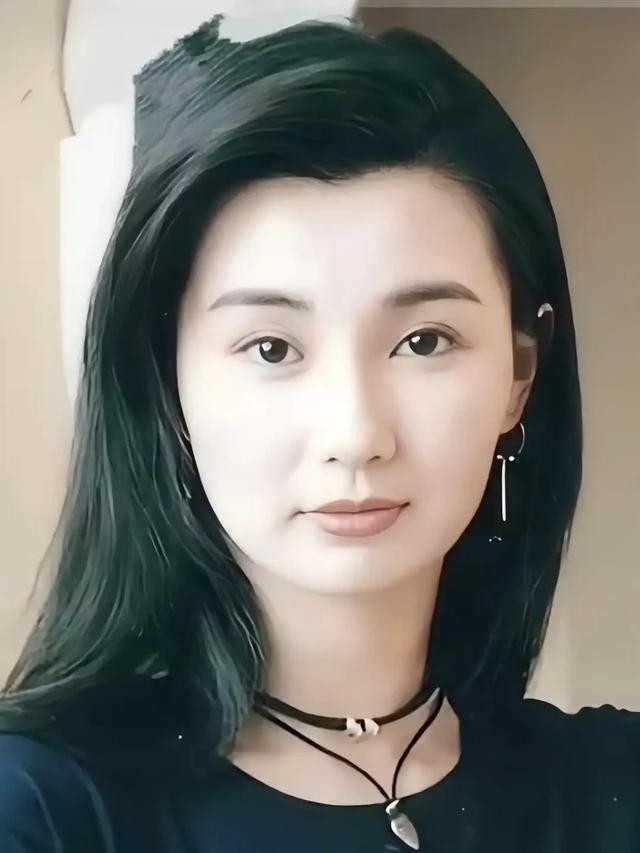 林青霞下巴美人沟，陈红圆中带方，都是顶级美女的标志