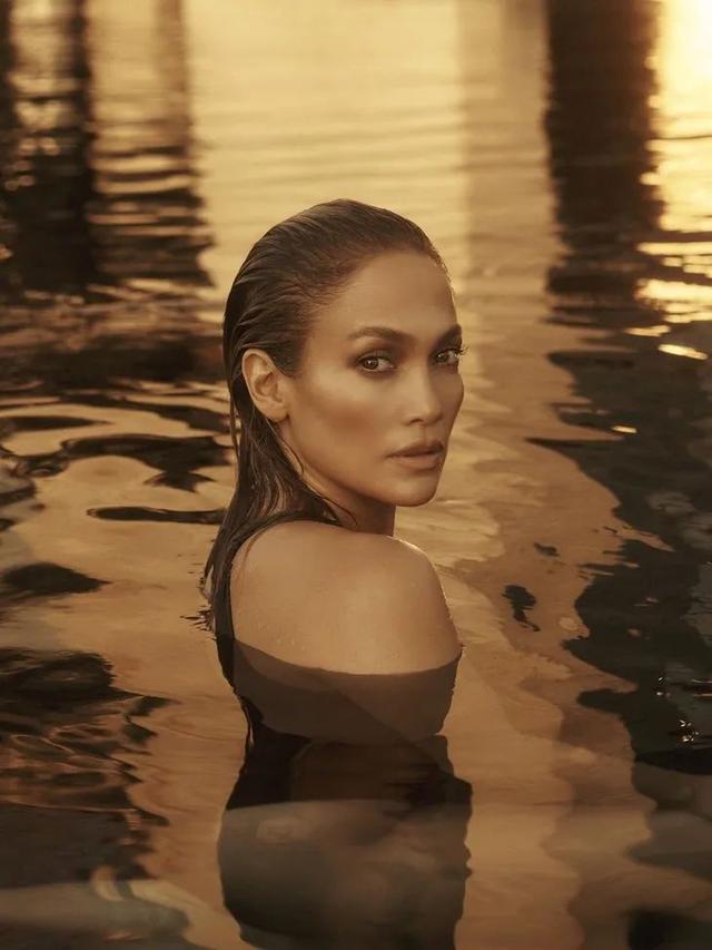 Jennifer Lopez 全裸拍新歌封面，这身材51岁？