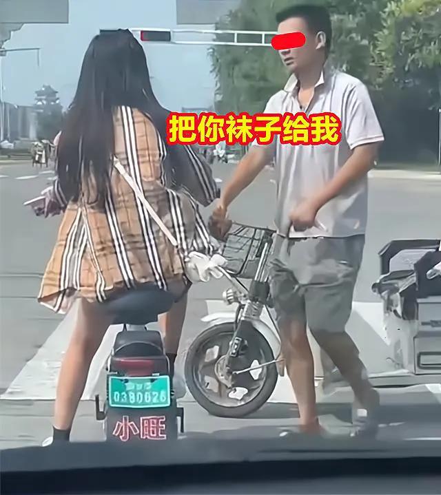 男子拦车索要女生袜子，自称脑子不好不给不让走，专挑美女下手