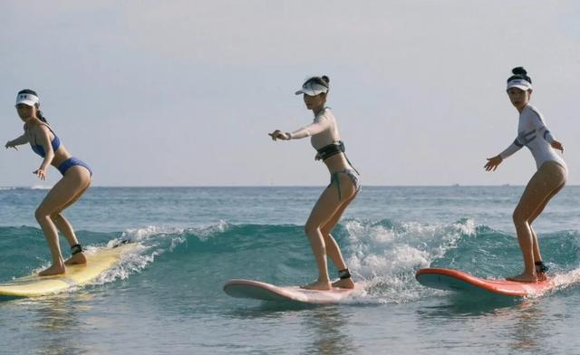 迷人魅力！三位美女在海边冲浪拍的泳装写真照