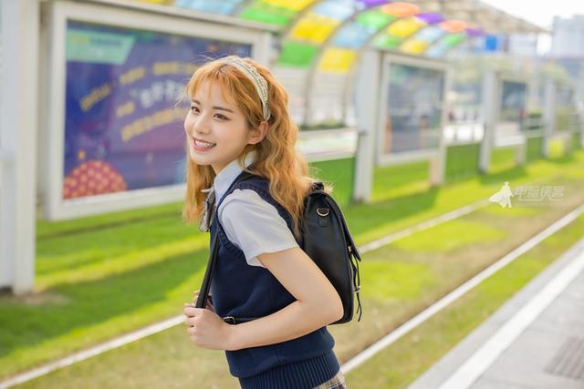 甜美少女的阳光写真，一颦一笑太可爱了