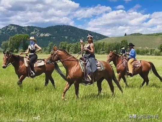 金·卡戴珊和姐妹们去骑马，画风超唯美，科勒是天然的牛仔女郎