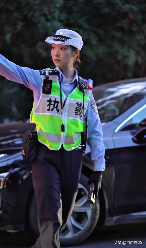 兔子警官李语蔚太火了！被港澳学生围观喊美女，真是男女老少通吃