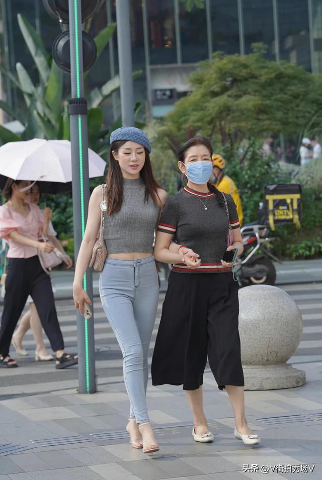 街拍逛街性感闺蜜夏季清凉穿着白皙大长腿包臀修身美女高清壁纸