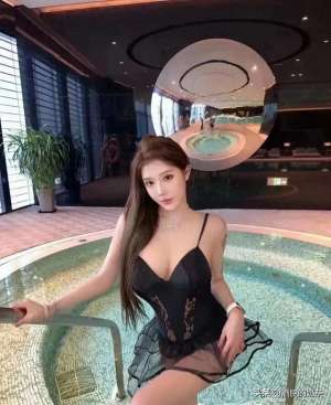 美女泳装舞(热辣魅力：泳装美女的清凉诱惑，谁能抵挡？)