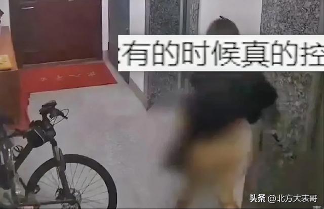 身穿黑色制服短裙的小姐姐，以为四周没人，结果屁股全被看光了