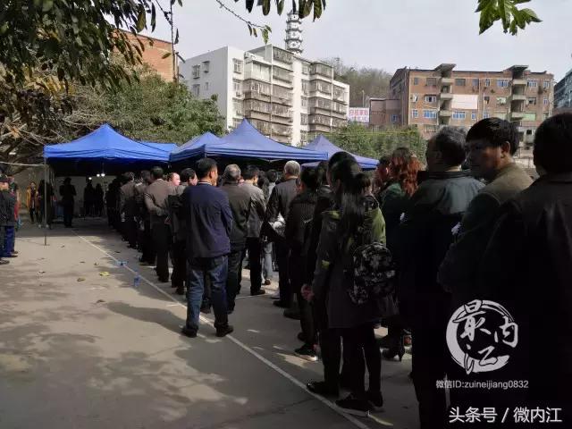 昨天，无数内江威远人，自发前来送一位老校长