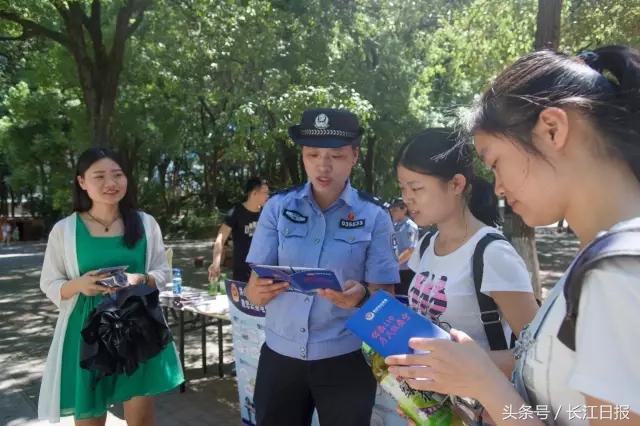 图说武汉｜女孩江边学游泳，身上绑了一条几十米长的布条