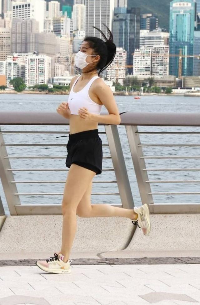 复旦法律系高材生，香港新性感女神沈殷怡 穿着比基尼做节目很精彩