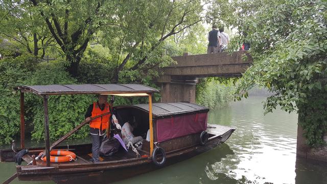 雨中漫游乌镇 美景美食还有美女 是个可以养老的好地方