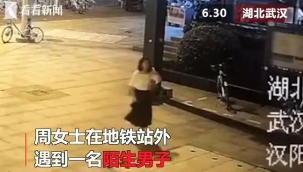 女主播当街强吻陌生男子，6名民警才将她抬走……还有更过分的