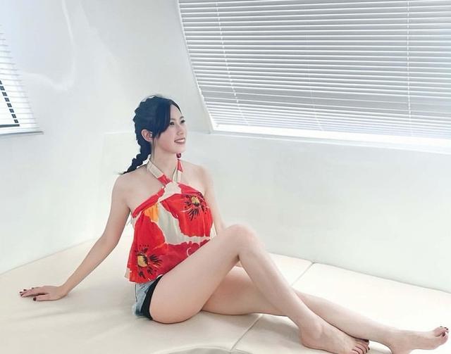 TVB女星黄婧灵不慎走光，露出红色底裤，身材丰满胸前负担太大