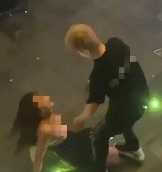 酒吧门口美女醉酒当众露乳，男友遮拦无效！路人围观看光