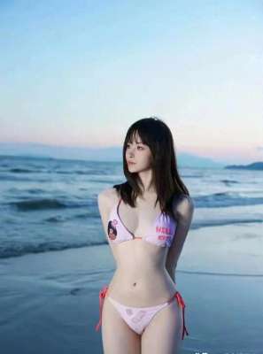 美女海滨图(海边比基尼美女写真大全：夏日的诱惑与风情)