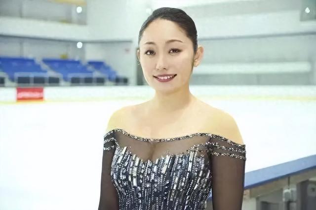 36岁日本花滑运动员安藤美姬摸16岁徒弟臀部，事后称：是确认肌肉