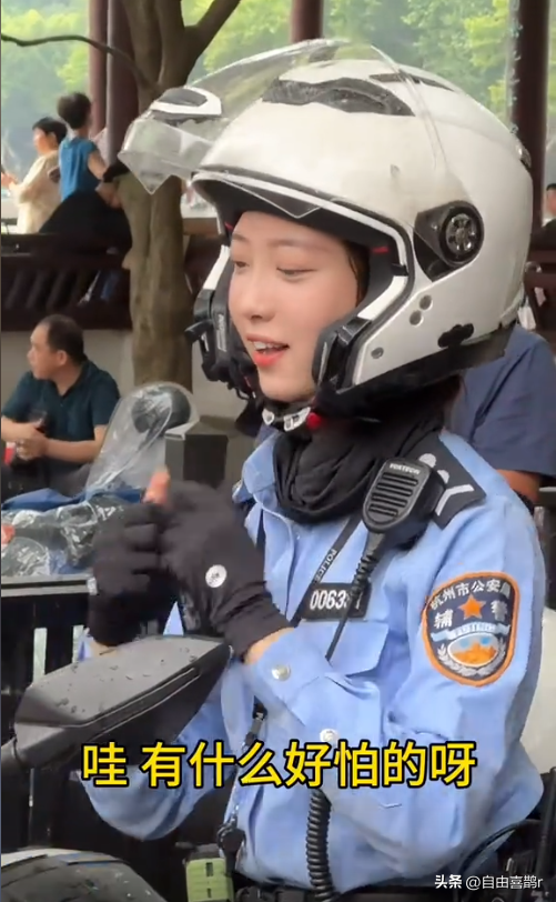 兔子警官李语蔚太火了！被港澳学生围观喊美女，真是男女老少通吃