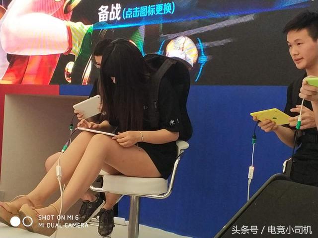 参加小米ChinaJoy，玩个游戏，输了竟然被美女用脚踩下面！