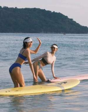 冲浪 美女(迷人魅力三位美女在海边冲浪拍的泳装写真照)