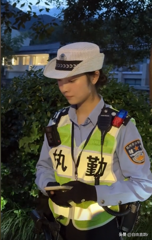 兔子警官李语蔚太火了！被港澳学生围观喊美女，真是男女老少通吃