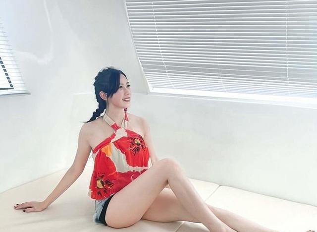 TVB女星黄婧灵不慎走光，露出红色底裤，身材丰满胸前负担太大