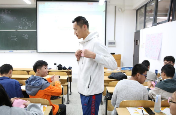 郑州大学美女学霸火了，直接推免到北大读博，有颜又有才让人羡慕