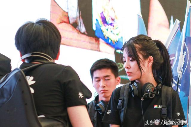 参加小米ChinaJoy，玩个游戏，输了竟然被美女用脚踩下面！