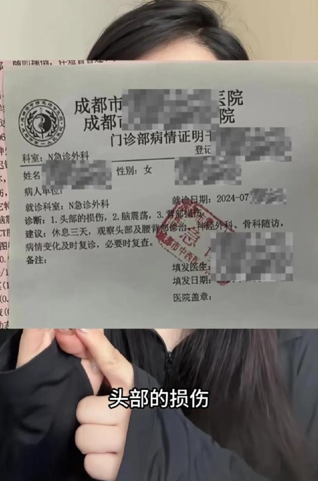 喝多少？美女在商场被醉汉打头并脚踢，醉汉：我今天就是要玩你。