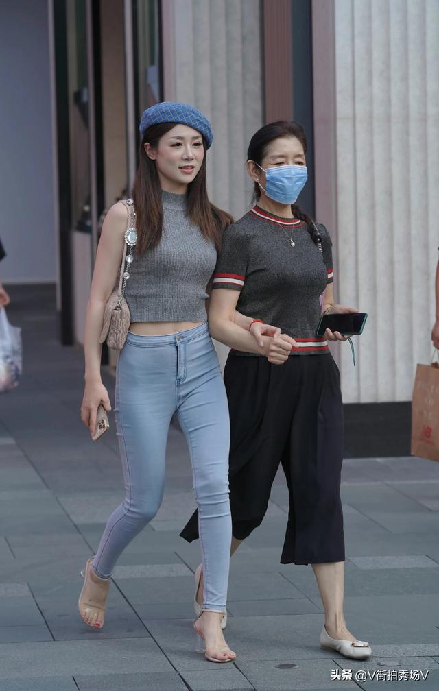 街拍逛街性感闺蜜夏季清凉穿着白皙大长腿包臀修身美女高清壁纸