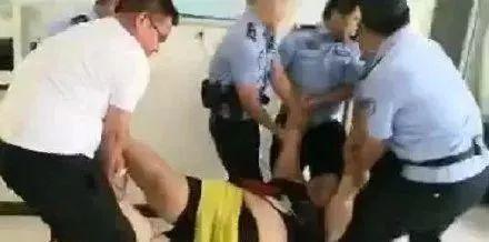 女主播当街强吻陌生男子，6名民警才将她抬走……还有更过分的