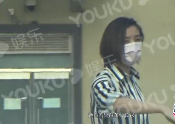 39岁已婚女星黄小蕾与异性聚餐，互动显亲密，男方手的位置太暧昧