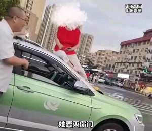 操制服美女(越闹越大 当街裸舞女子凭一己之力，再将青岛送上热搜 大爷看呆了)