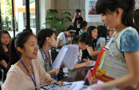 郑州大学美女学霸火了，直接推免到北大读博，有颜又有才让人羡慕