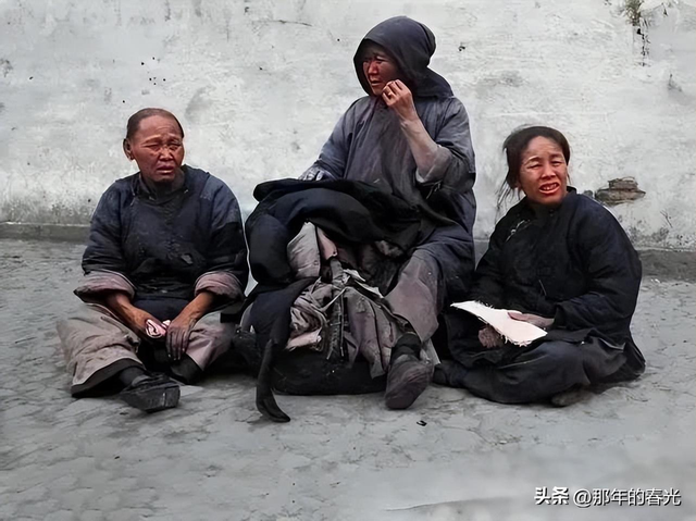 卑鄙龌龊老照片：青楼女子妖娆多姿，妇女露胸喂奶被孩子撕扯衣服