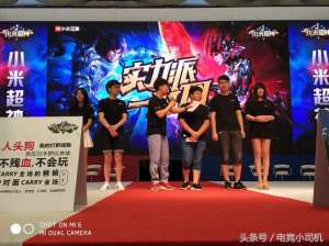 美女踩女的(参加小米ChinaJoy，玩个游戏，输了竟然被美女用脚踩下面)