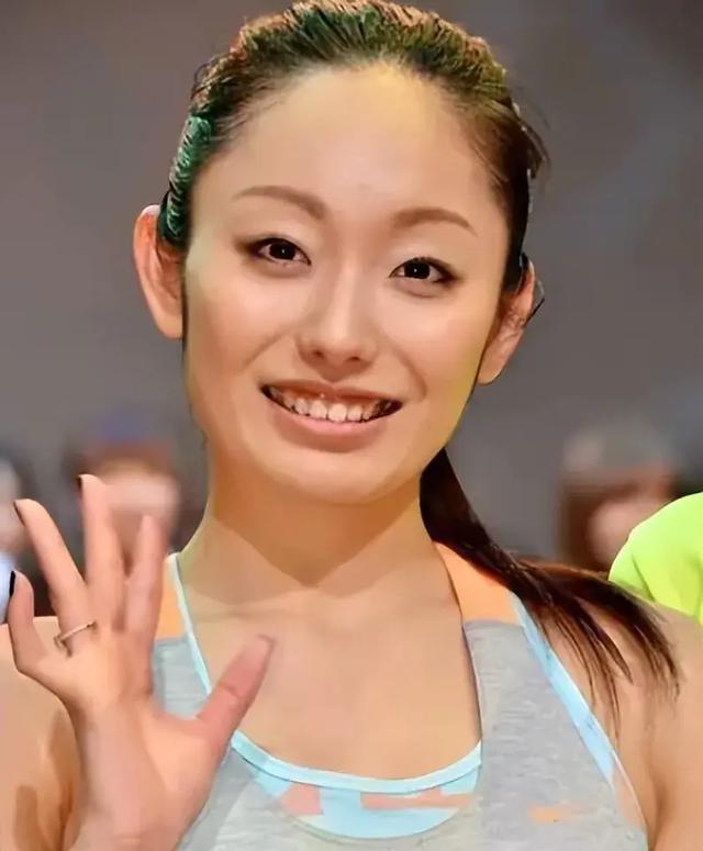 36岁日本花滑运动员安藤美姬摸16岁徒弟臀部，事后称：是确认肌肉