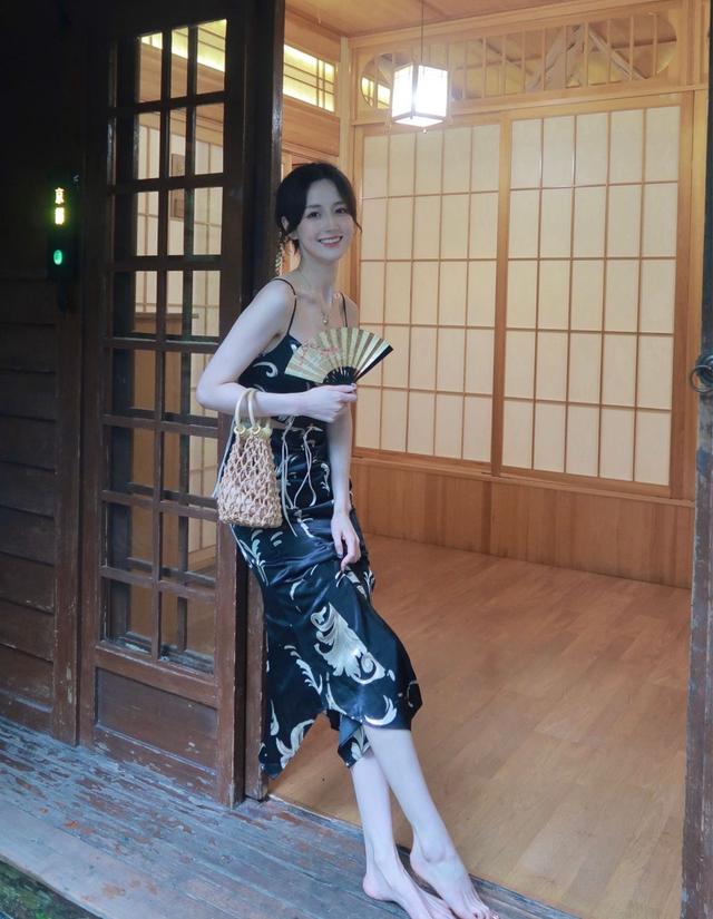 校花美女吊带连衣裙性感写真