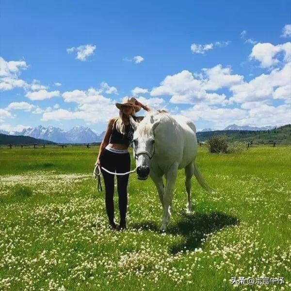 金·卡戴珊和姐妹们去骑马，画风超唯美，科勒是天然的牛仔女郎