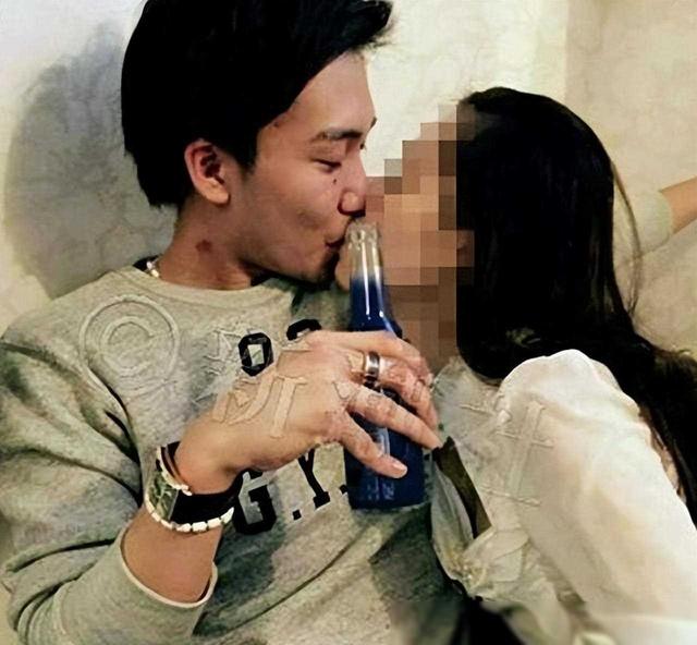 丈夫包养俩女人玩三人游戏，妻子出去卖淫一夜情，网友：绝配