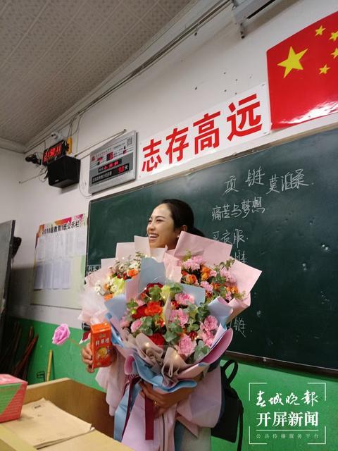 86人每人一个“蓝胖子”爆红全网！昭通美女老师：我的学生我来宠