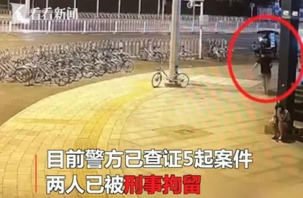 女主播当街强吻陌生男子，6名民警才将她抬走……还有更过分的