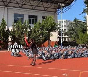 蕾丝美女诱惑热舞(不合时宜，山东一高校军训间隙有女生穿蕾丝短裙热舞，竟无人阻止)