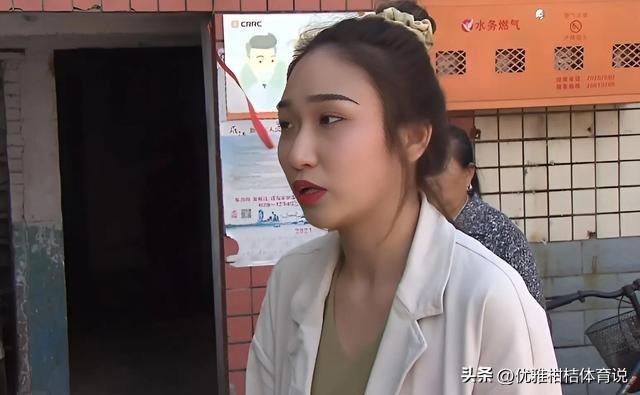 少女竟被大叔带到酒店，美女主动脱去衣服，献身五十岁的老男人!