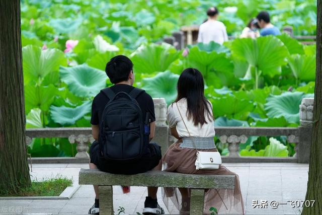 女生喜欢的“坐腿杀”究竟是种什么体验？为什么女生都爱这么坐？