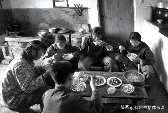 少女竟被大叔带到酒店，美女主动脱去衣服，献身五十岁的老男人!