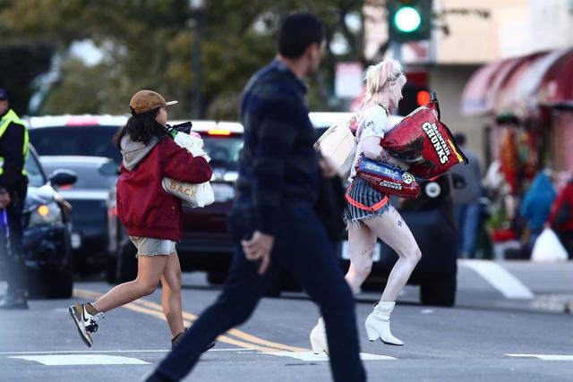 DC小丑女外出买狗粮，穿热裤秀大白腿，身后还跟着小姐妹