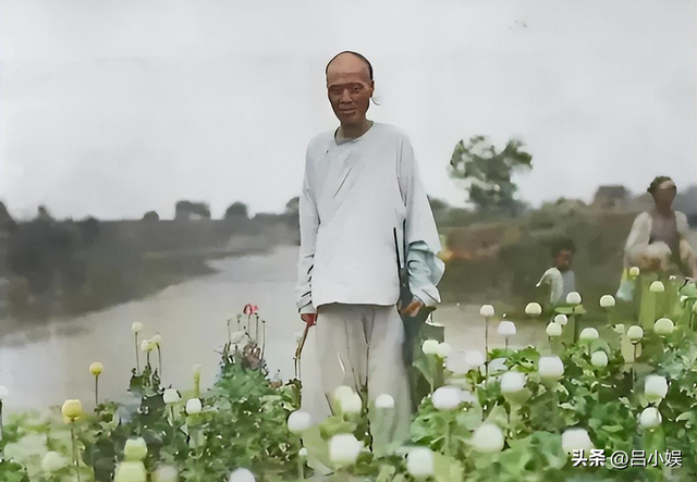 珍贵老照片，日军强征慰安妇，身上涂满奶油的性感美女